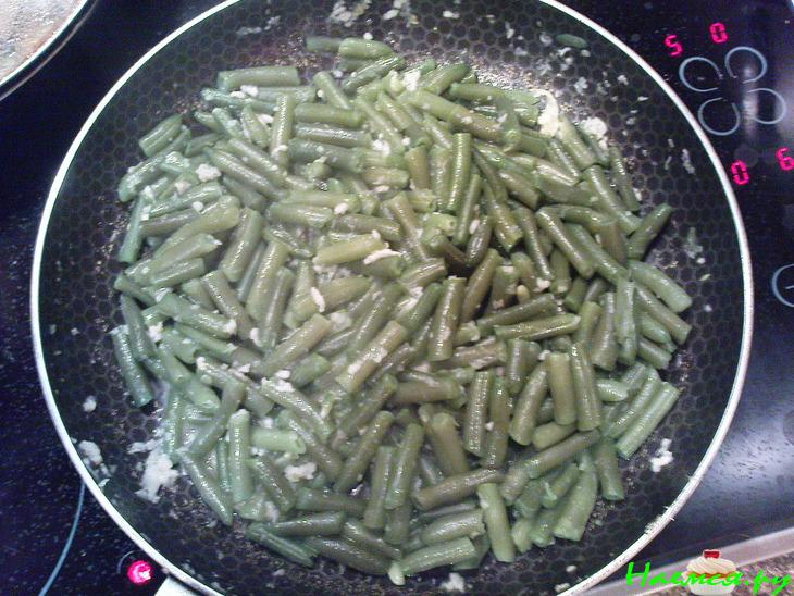 Стручковая фасоль с кунжутом и чесноком