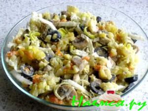 Грибной салат с авокадо и маслинами