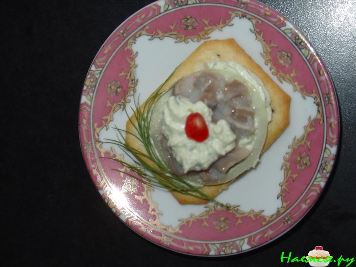 Салат-закуска с сельдью, авокадо и крекером