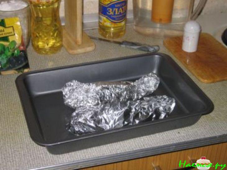 Дорада в фольге с луком