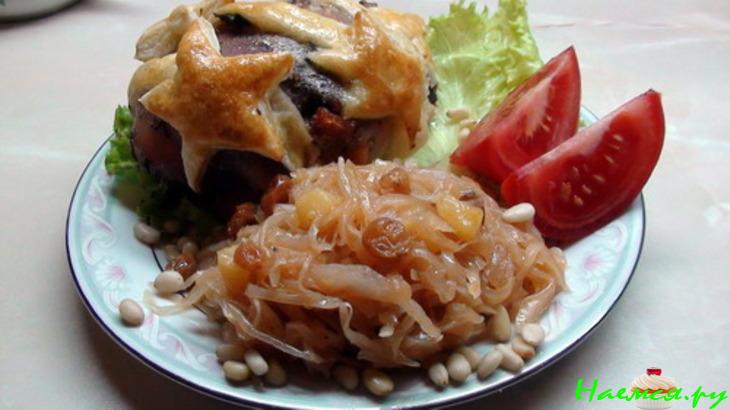 Капуста тушёная с изюмом, яблоками и мускатом Капуста тушёная с изюмом, яблоками и мускатом