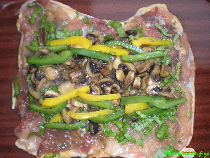 Рулет куриный с грибами и болгарским перцем в меду Рулет куриный с грибами и болгарским перцем в меду