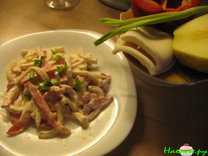 Салат с кальмарами и зеленым яблоком Салат с кальмарами и зеленым яблоком