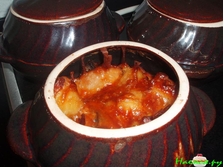 Картофель в горшочке с мясом и грибами