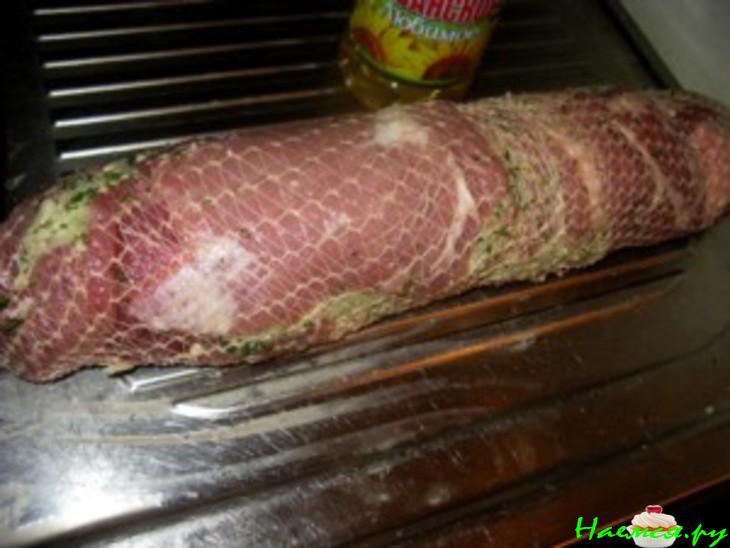 Рулет из свинины с грушами и сыром