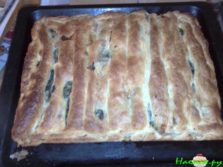 Слоеный пирог со шпинатом и сыром сулугуни Слоеный пирог со шпинатом и сыром сулугуни