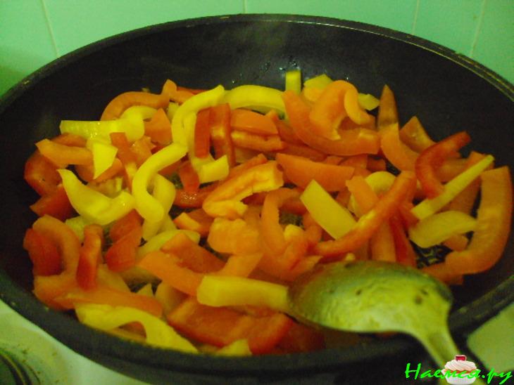 Свинина с разноцветным перцем