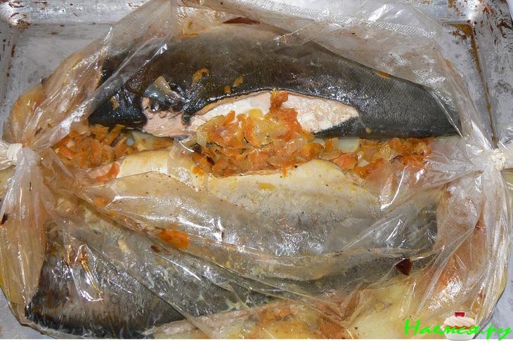 Горбуша на овощной подушке (в кулинарном рукаве)