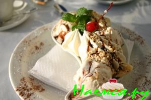 Банановый десерт с ванильным мороженым