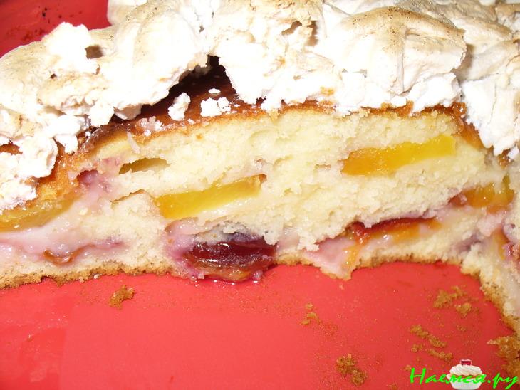 Пирог с персиками и сливами&nbsp; 