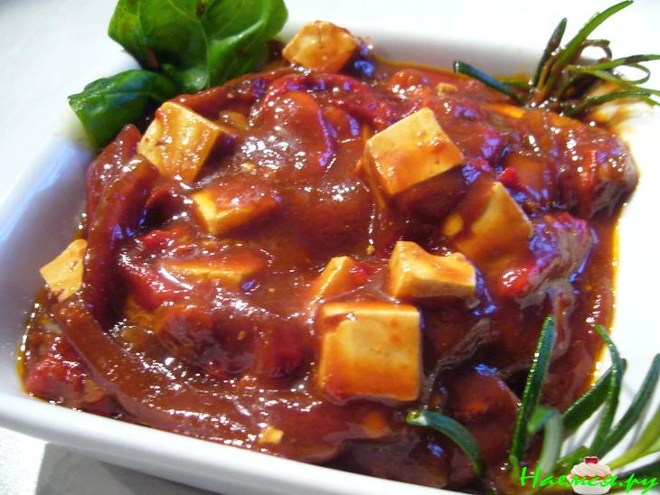 Закуска из печеной паприки с фетой в томатном соусе