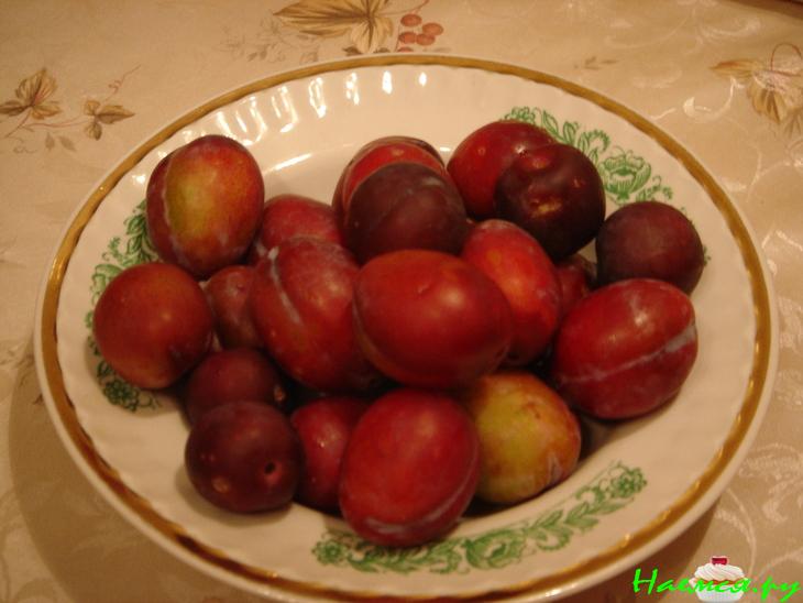 Тушеная свинина с яблоками и сливами