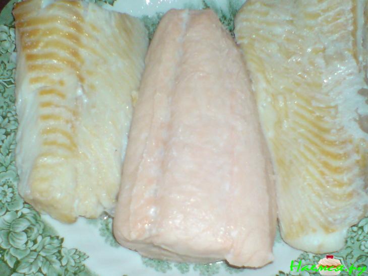 Салат из отварной рыбы и помидорок