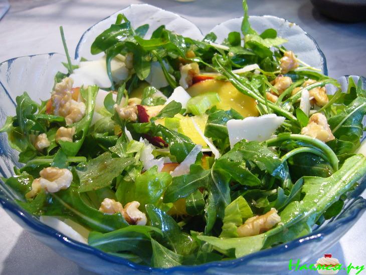 Салат с сельдереем и нектаринами