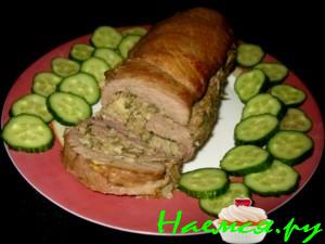 Рулет из свинины с грушами и сыром