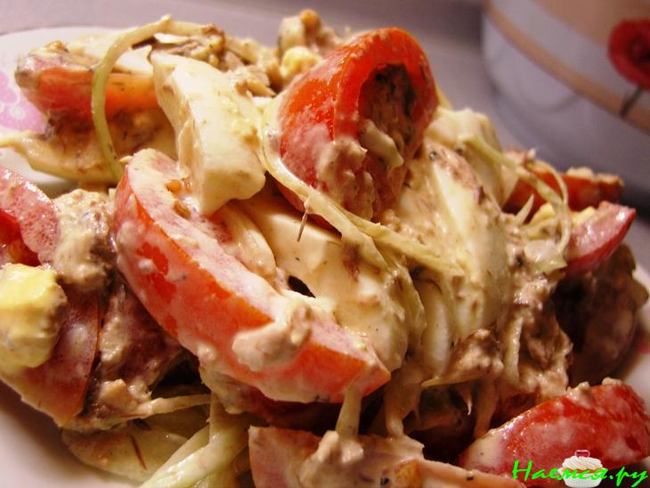 Салат с консервированной рыбой Салат с консервированной рыбой