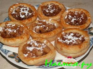 Корзиночки с яблоками в карамели