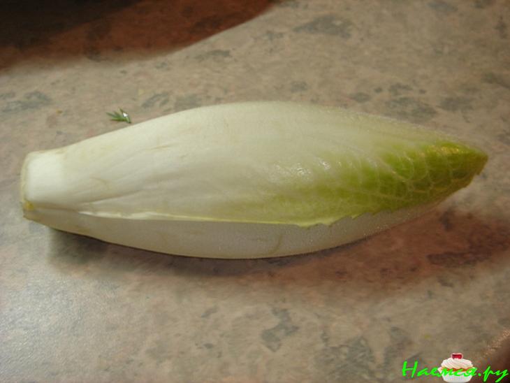 "Лодочки" из цикория с кальмарами