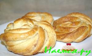 Крученые плюшки и косичка из дрожжевого теста Крученые плюшки и косичка из дрожжевого теста