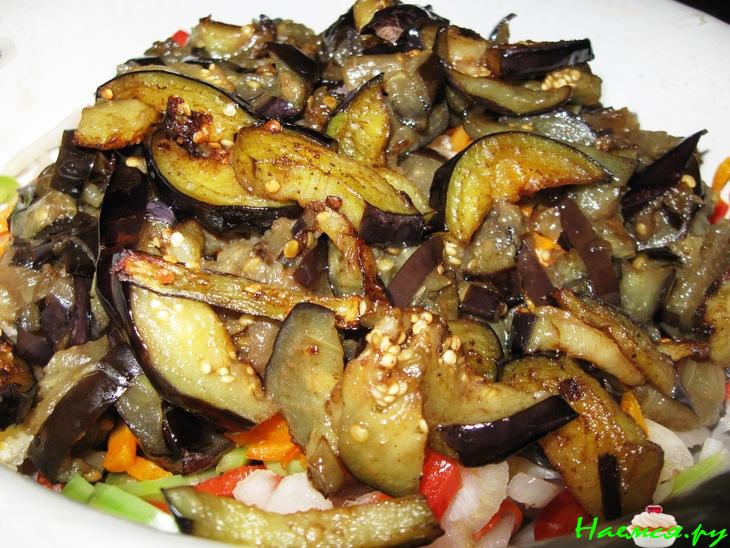 Салат овощной с чесноком