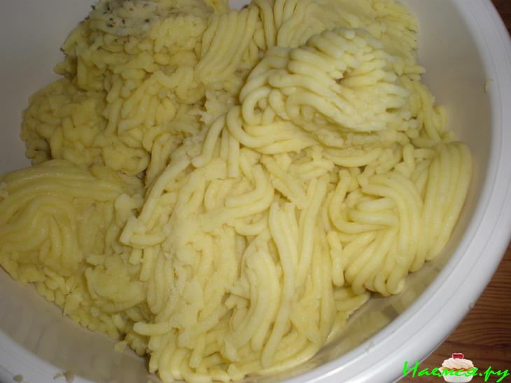 Картофельные котлеты с подливкой из сушёных грибов Картофельные котлеты с подливкой из сушёных грибов