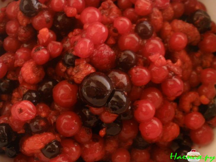 Летний кремовый легкий десерт из йогурта и ягодного желе Летний кремовый легкий десерт из йогурта и ягодного желе