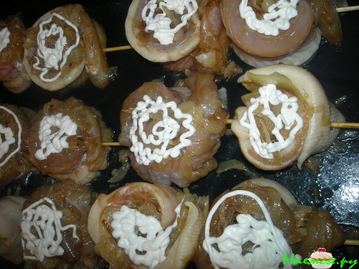 Рыбные рулетики с морковкой в сметане