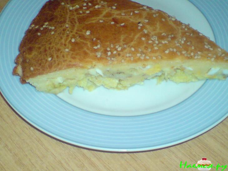 Пирог заливной с савойской капустой и яйцами