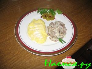 Куриные желудочки в сметанном соусе