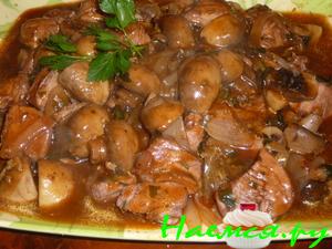 Грудинка с шампиньонами в соусе