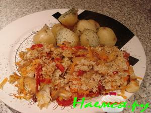 Филе трески под овощным одеялом с сухарями