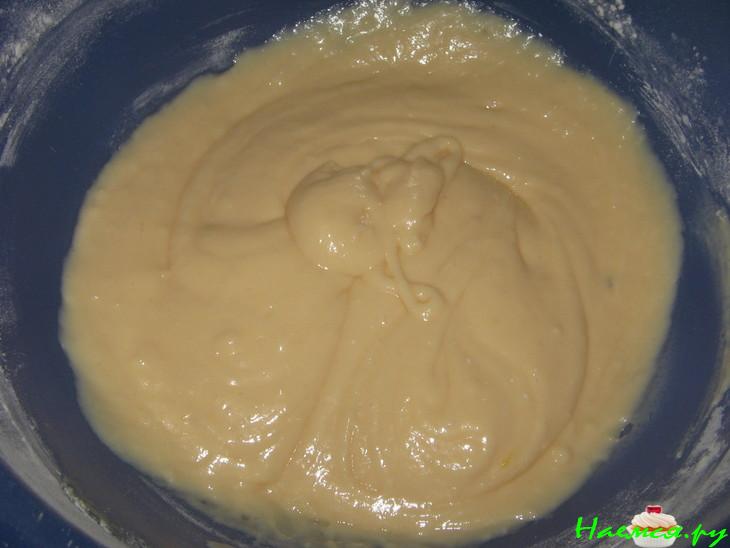 Пирог со сливой и красной смородиной