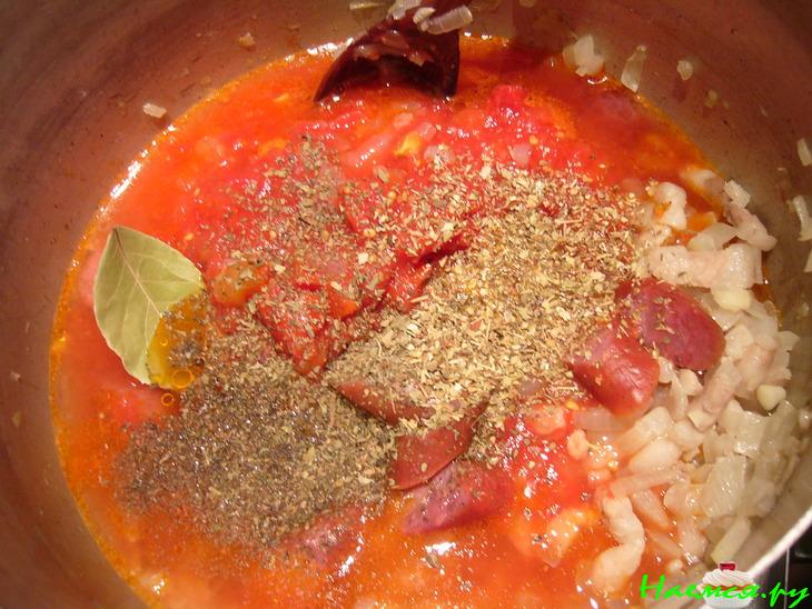 Фасолевый суп с пастой и копченостями