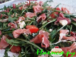 Салат из рукколы с хамоном