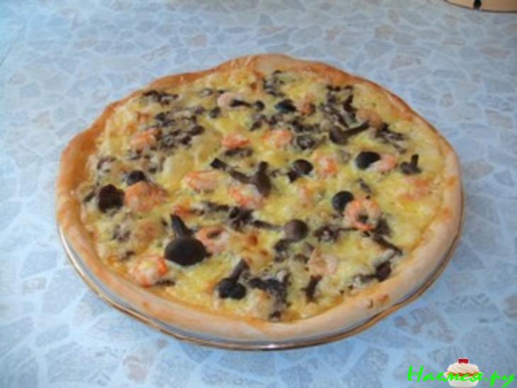 Пицца с мясом, грибами и креветками