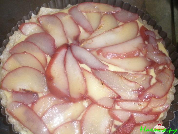 Миндальный тарт с винными грушами Миндальный тарт с винными грушами