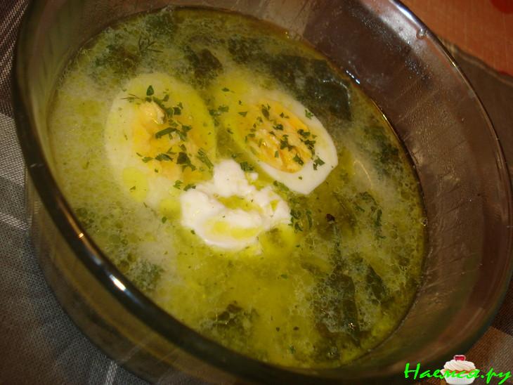 Зелёный борщ из шпината заправленный яично-лимонным соусом