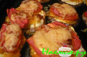 Баклажаны запеченные с овощами и сыром в сметане