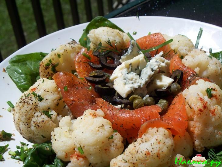 Салат из цветной капусты с лососем