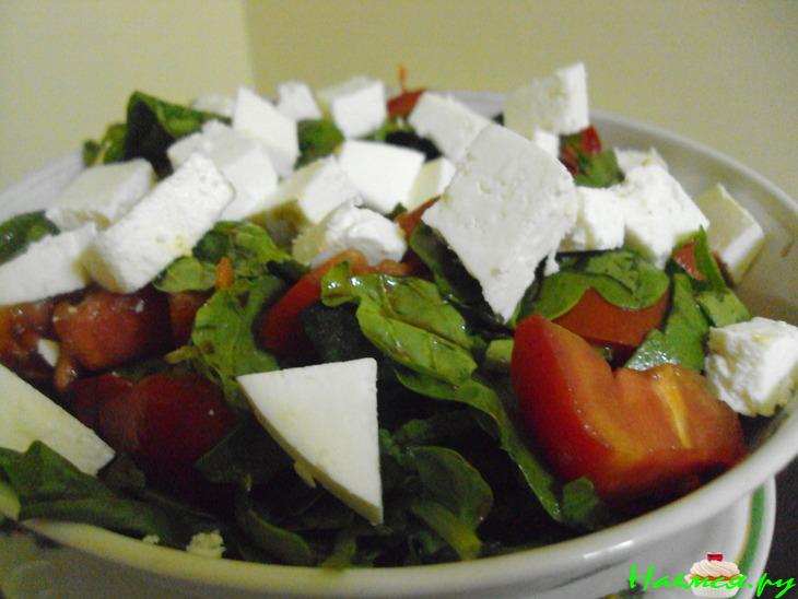Салат из помидор с руколой