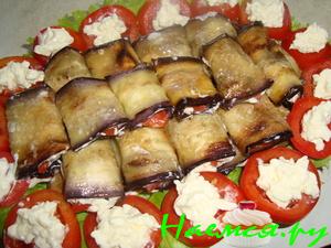 Баклажановые рулетики с помидором и сыром