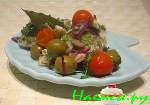 Рыба, запеченная с томатами-черри, оливками и зеленью