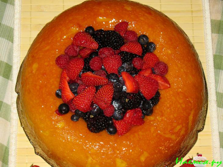 Саварин со свежими ягодами