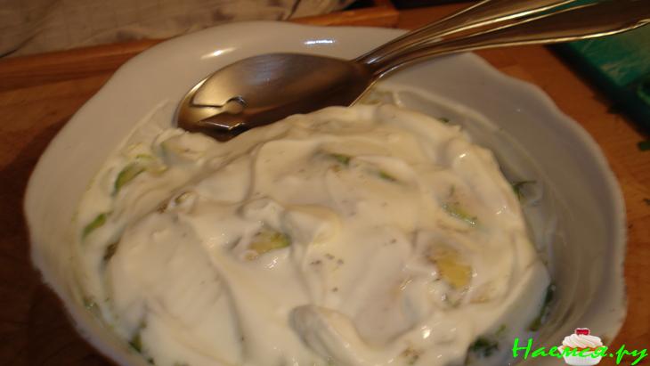 Салат "Свежесть" с редисом, кольраби и авокадо