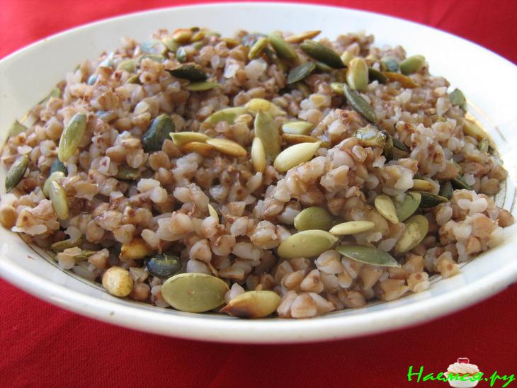Каша гречневая с тыквенными семечками-вкусный, полезный завтрак Каша гречневая с тыквенными семечками-вкусный, полезный завтрак