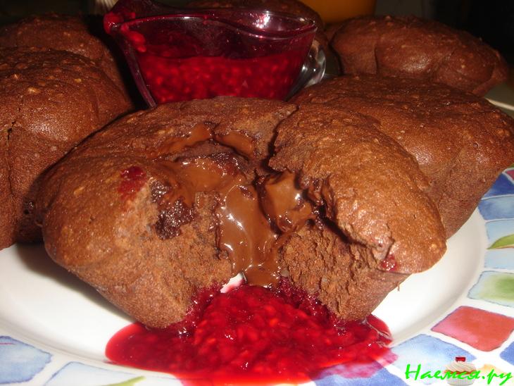 Шоколадные кексы с малиновым соусом