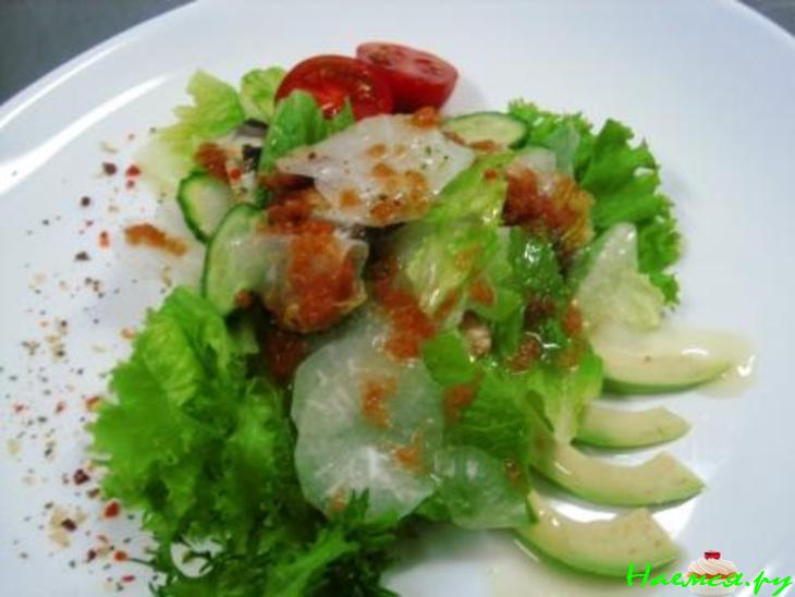 Салат с копченой рыбой в икорном соусе Салат с копченой рыбой в икорном соусе