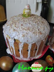 Кулич с курагой, миндалем и изюмом