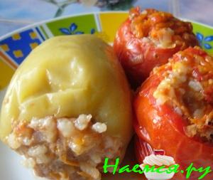 Помидоры и перец фаршированные мясом и рисом