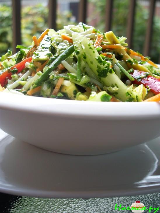 Салат овощной с рисовой лапшой